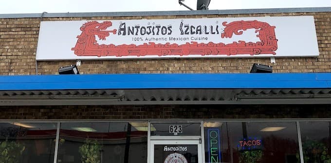 The front of the Antojitos Izcalli building.